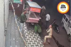 देर रात शराब बिक्री पर पुलिस की कार्रवाई, दुकान के बाहर जुटी भीड़ को डंडे मारकर हटाया