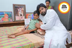 बीमार फैन से मिलकर भावुक हुए पवन कल्याण, इलाज के लिए दी आर्थिक सहायता