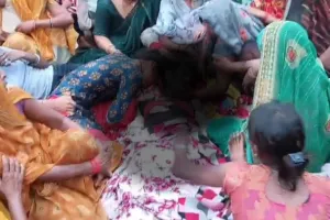 धान की रोपाई कर रहे किसान पर गिरी आकाशीय बिजली, खेत में ही थम गई सांस