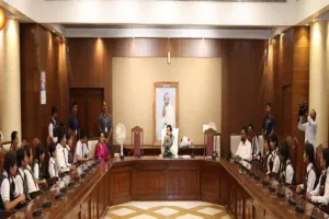 विधानसभा पहुंचे मेधावी छात्रों से मिले CM मोहन यादव, लोकतंत्र और राष्ट्र निर्माण पर किया संवाद