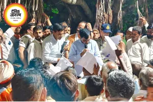 बरगद के नीचे सजी रात चौपाल, कलेक्टर ने गांव पहुंचकर सुनी ग्रामीणों की समस्याएं