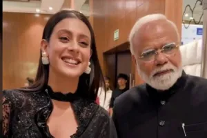 ईशा मालवीय ने पीएम मोदी के हमशक्ल को समझ लिया असली, रेड कार्पेट पर मजेदार पल का वीडियो वायरल