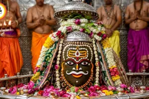 Mahakal Darshan: सावन में दिव्य रूप में सजे बाबा महाकाल, दद्योदक आरती में भक्तों ने किए मनोहारी दर्शन