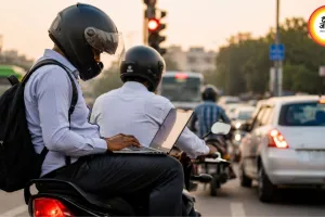 ट्रैफिक सिग्नल पर बाइक में लैपटॉप खोलकर काम करने लगा युवक, वीडियो ने छेड़ी Work-Life Balance की बहस