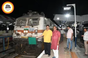 रीवा से ग्वालियर के लिए नई ट्रेन शुरू, सांसद प्रतिनिधि ने हरी झंडी दिखाकर किया रवाना
