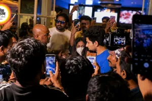 भीड़ के बीच मिस्ट्री गर्ल का हाथ थामे दिखे समय रैना, वीडियो वायरल होने के बाद बढ़ीं चर्चाएं