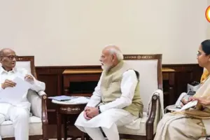 संसद में PM मोदी से मिले शरद पवार, सुप्रिया सुले भी रहीं साथ