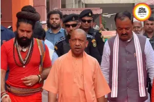 चित्रकूट पहुंचे सीएम योगी, कामदगिरि परिक्रमा कर बरहा हनुमान मंदिर में की पूजा