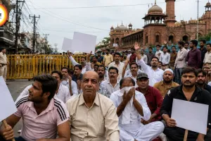 भोपाल में बैरिकेडिंग के विरोध में बाजार बंद, सड़क पर उतरे व्यापारी
