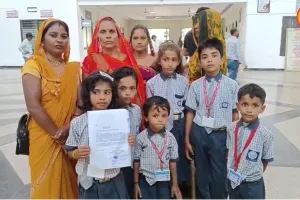ककहरे से पहले कीचड़ की परीक्षा, दलदल से स्कूल पहुंचते बच्चे