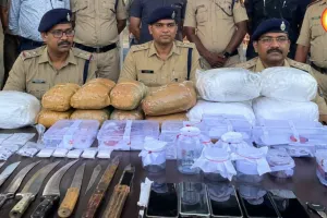 रायपुर में ‘ऑपरेशन विश्वास’ का बड़ा एक्शन, 82 स्थायी वारंटी गिरफ्तार; गांजा-हेरोइन और हथियार जब्त