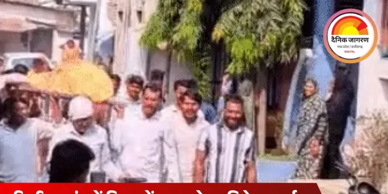 खंडवा में सांसद पाटिल का पुतला अर्थी पर रखकर निकाली शवयात्रा, किसान नेता ने मुंडन कर मुखाग्नि दी