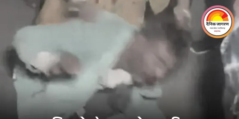 उज्जैन में मनचले की सरेआम पिटाई: नाबालिग को परेशान कर रहा था, महिलाओं ने चप्पलों से पीटा; आरोपी गिरफ्तार