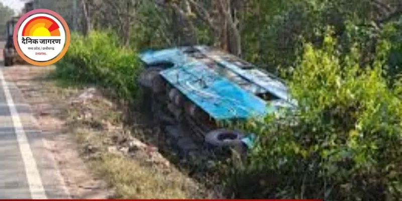 रायगढ़ में बेकाबू बस पलटी, 8 यात्री घायल: झारखंड जा रही बस में ड्राइवर की लापरवाही के बाद FIR दर्ज