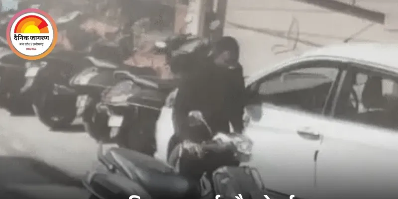 इंदौर में सड़क पर चलते युवक की मौत: पंचर एक्टिवा धक्का देकर ले जा रहा था, अचानक गिरा और फिर नहीं उठा