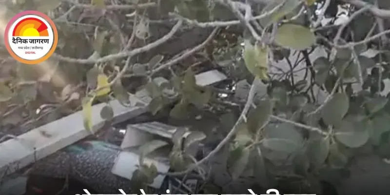 थांदला में ओवरलोड डंपर की टक्कर से युवक की मौत, टूटे बिजली तारों की चपेट में आया