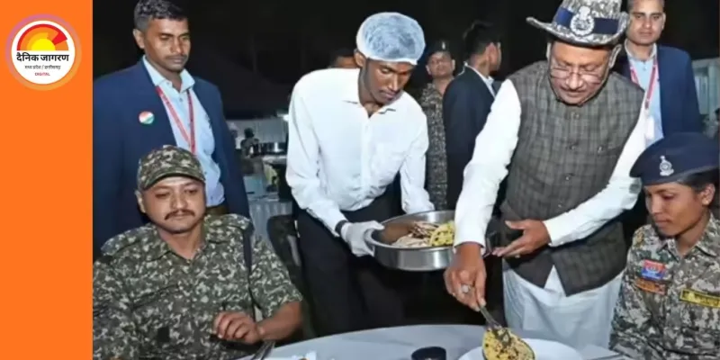 सीएम साय ने नारायणपुर में जवानों के साथ रात्रि भोज किया, हाथों से परोसा खाना