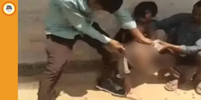बलरामपुर में भीड़ का कहर: 300 रुपये के शक में युवक को अधनंगा कर पीटा, माता-पिता पर भी हमला