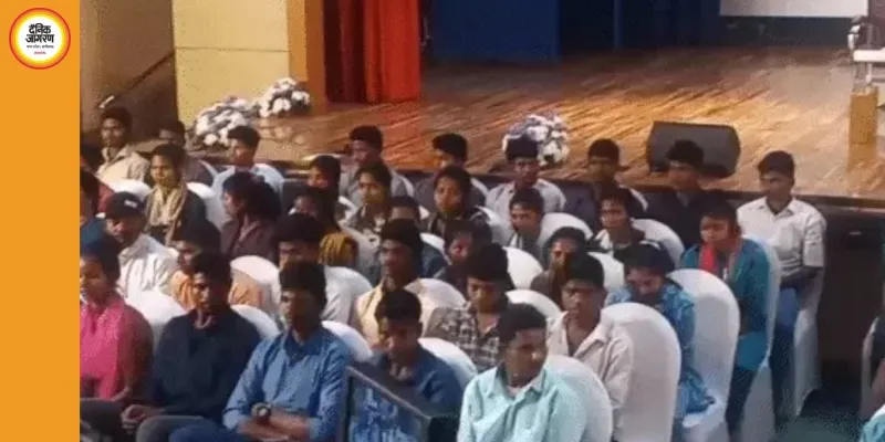 बस्तर के 125 नक्सलियों ने तेलंगाना में डाले हथियार, करोड़ों के हथियार भी सौंपे