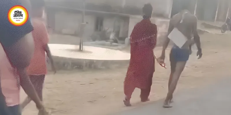 चोरी के शक में युवक से बर्बरता, पत्नी संग गांव में घुमाया गया